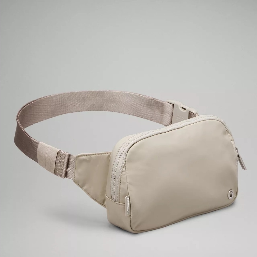 Lululemon Everywhere Belt Bag Large 2L- Raw Linen - Picture 6 of 9